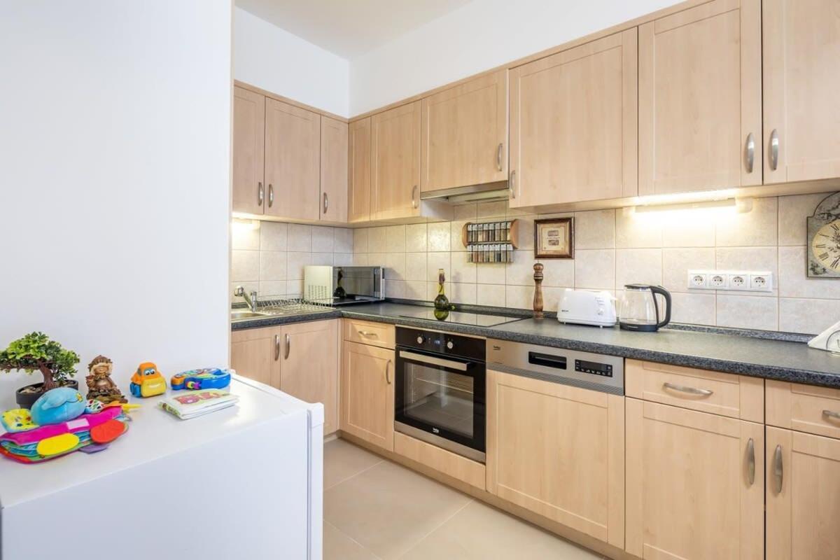 Homey Apartment With Ac And Balcony Budapest Exterior photo