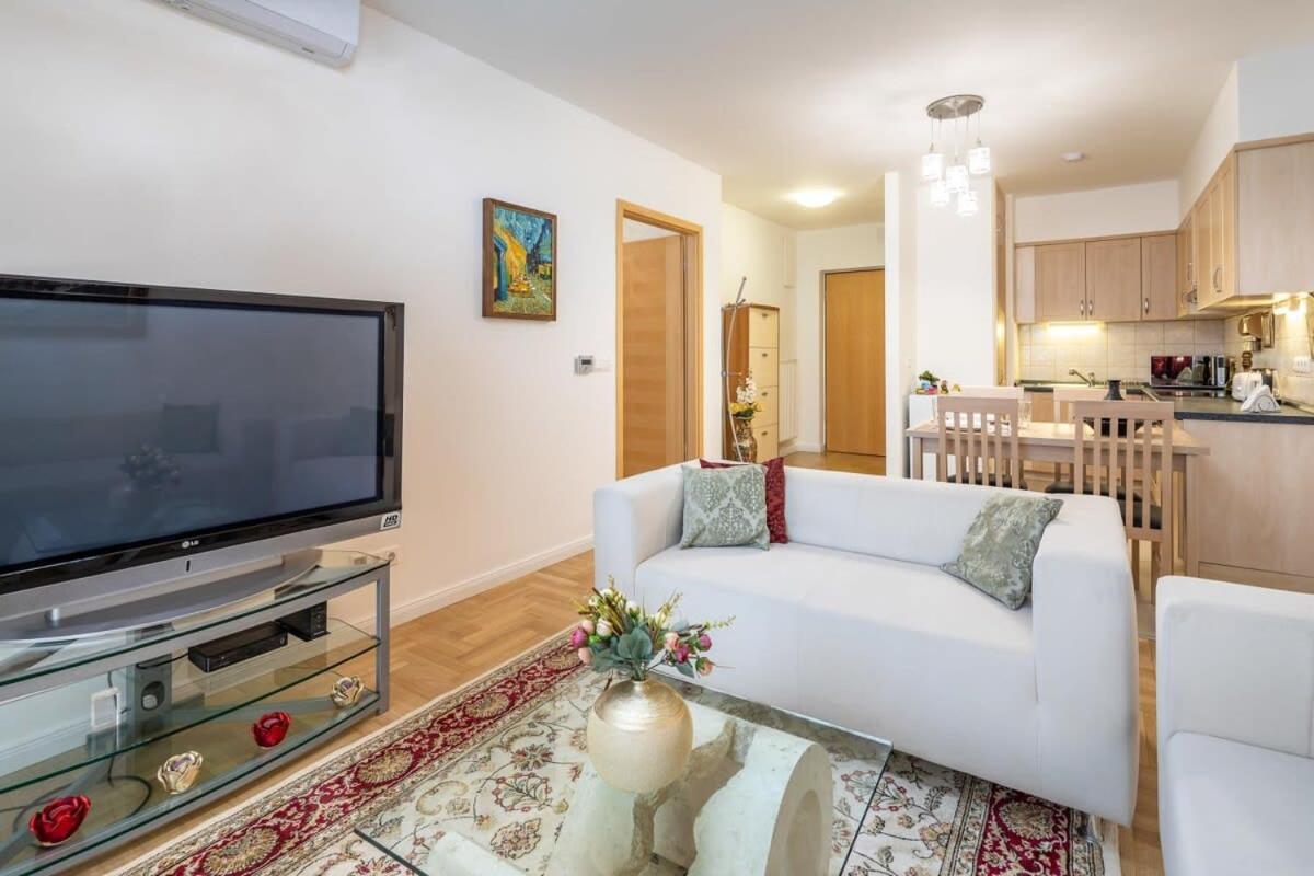 Homey Apartment With Ac And Balcony Budapest Exterior photo
